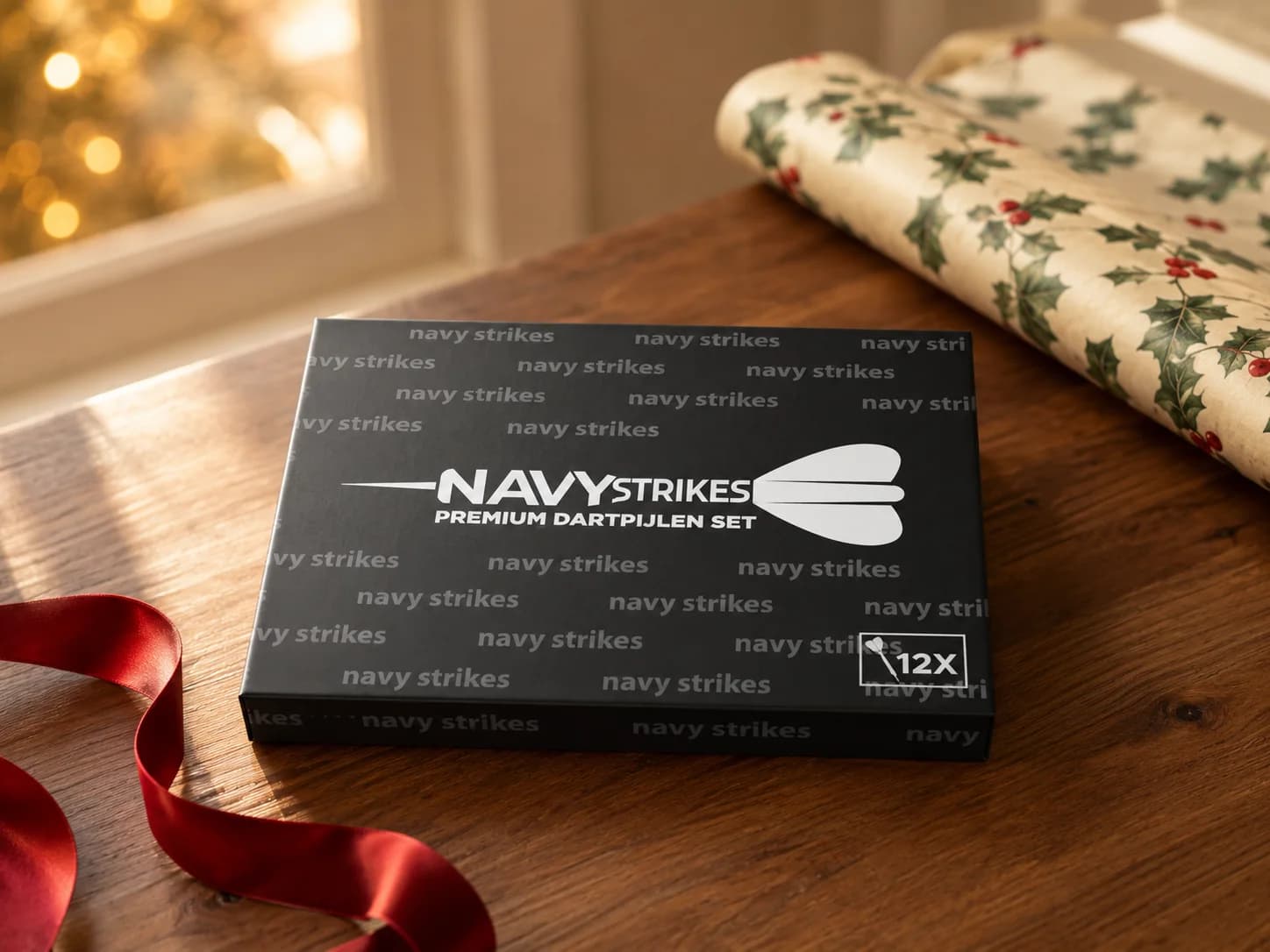 Navy Strikes dartpijlen set als cadeau, naast inpakpapier en een rood lint